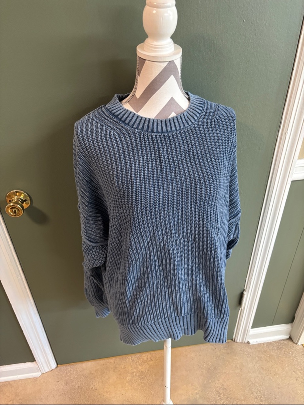 American Eagle Outfitters Women's Crewneck Sweater in Dusty Blue
